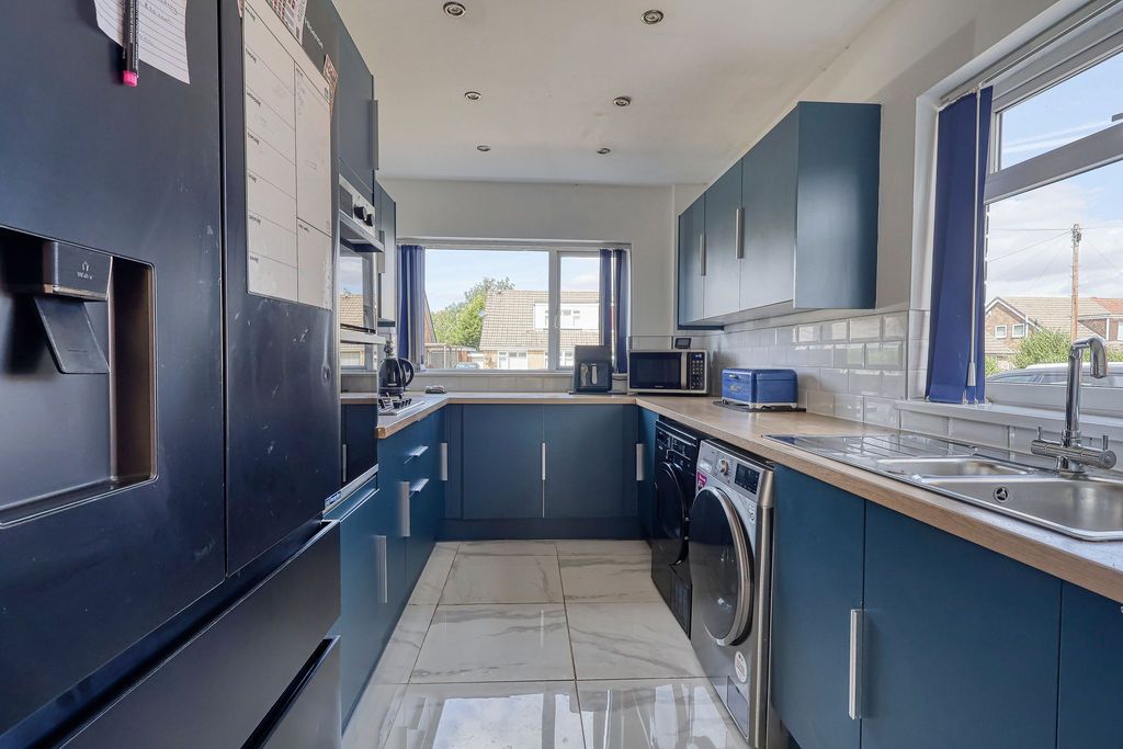 Property photo 2 of 18 Kitchen