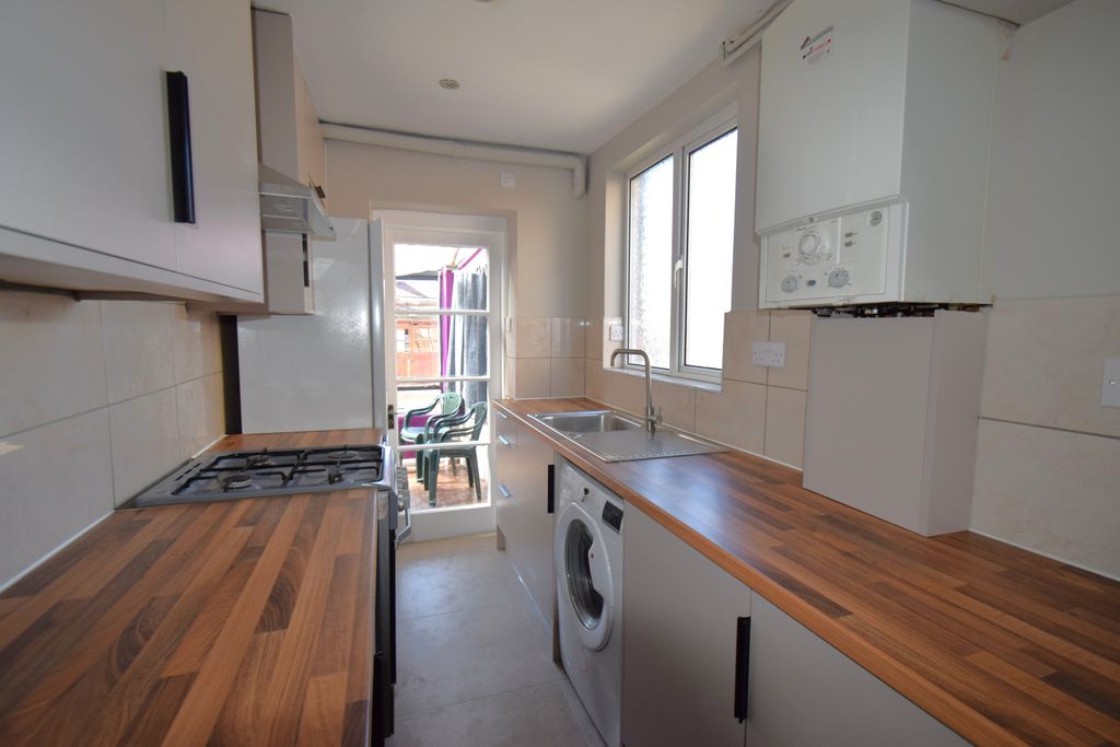 Property photo 3 of 12 Kitchen