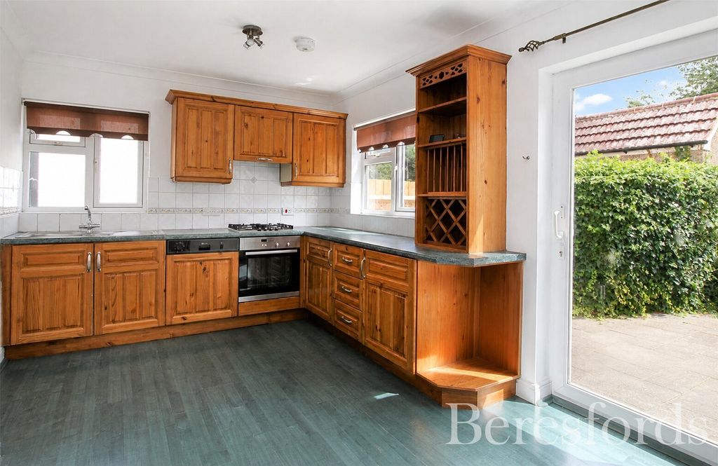 Property photo 3 of 10 Kitchen
