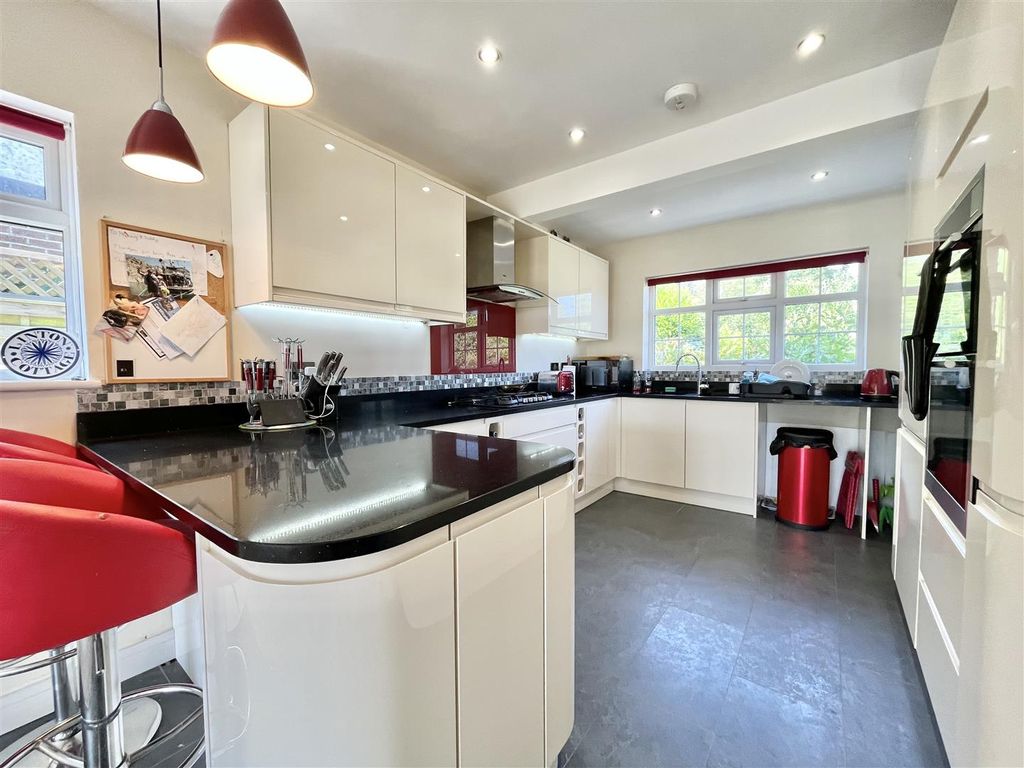 Property photo 2 of 28