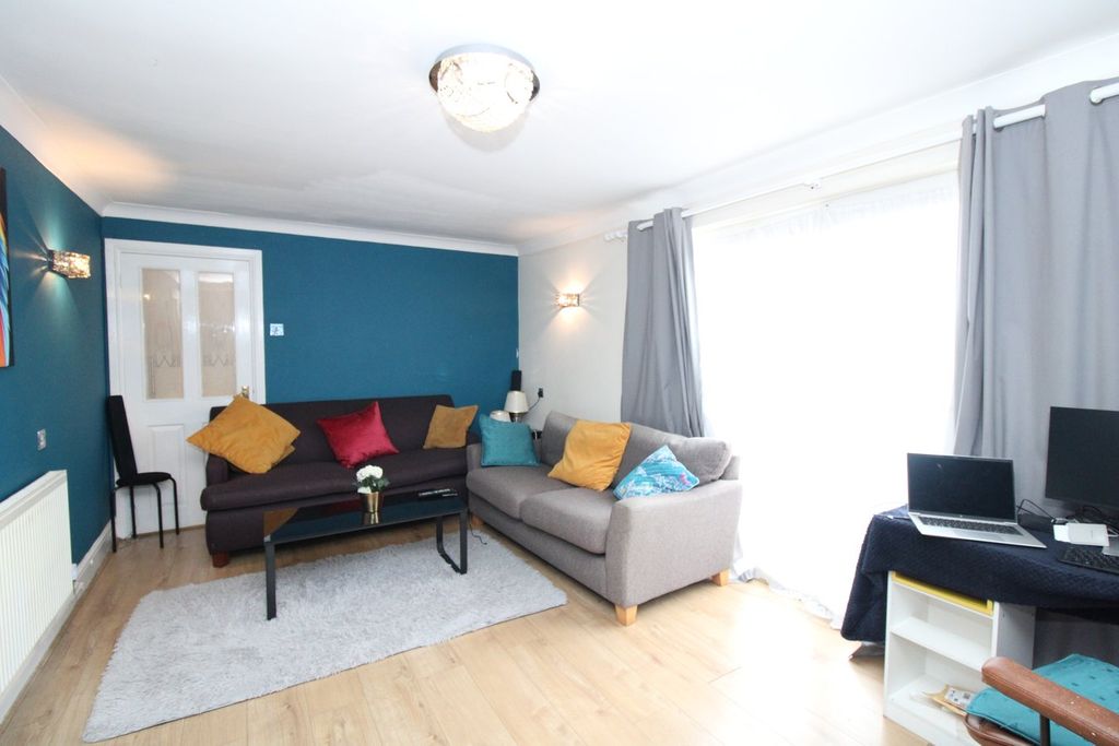 Property photo 3 of 11 Lounge