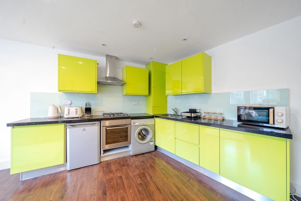 Property photo 3 of 6 1304969-11-683Eed...