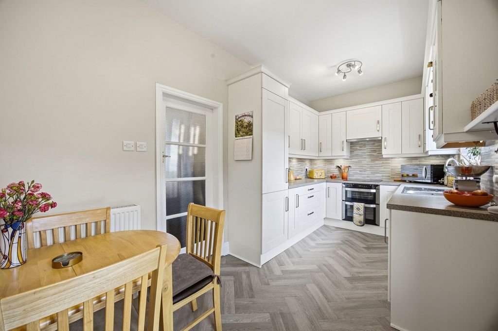 Property photo 3 of 28