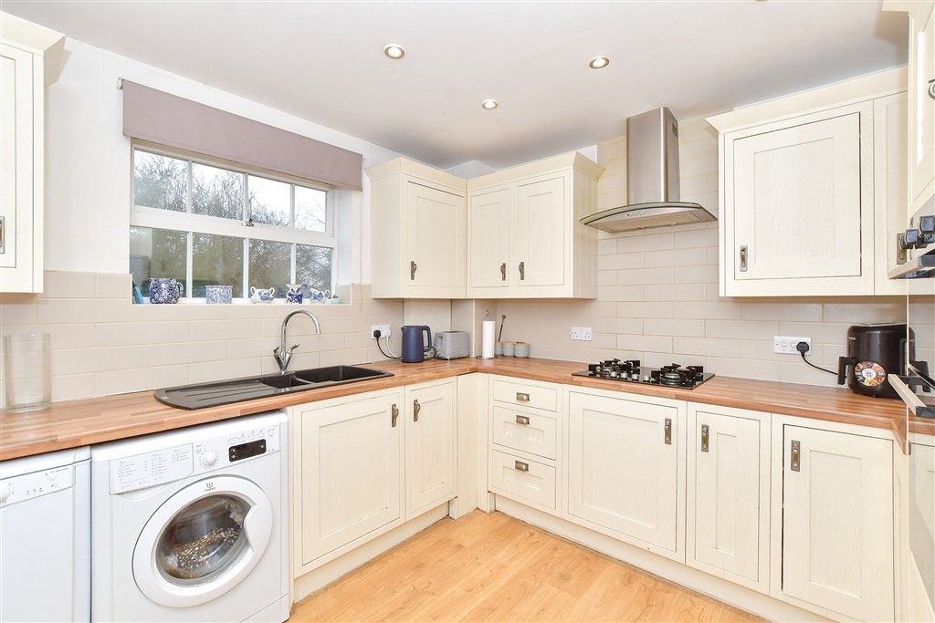 Property photo 3 of 11 Kitchen