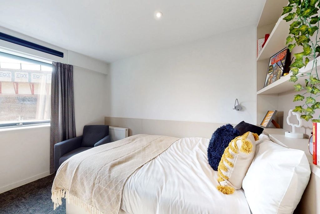 Property photo 1 of 9 Bedroom