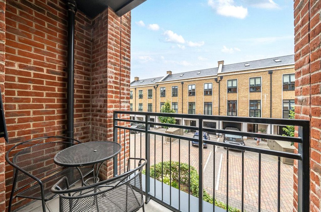 Property photo 3 of 9 1329121-15-688244...