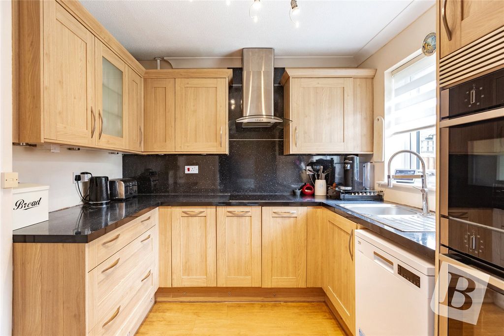 Property photo 3 of 18 Kitchen