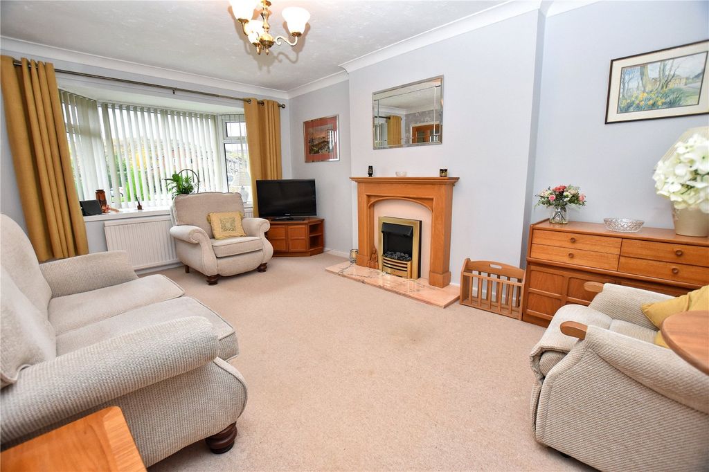 Property photo 3 of 18 Lounge