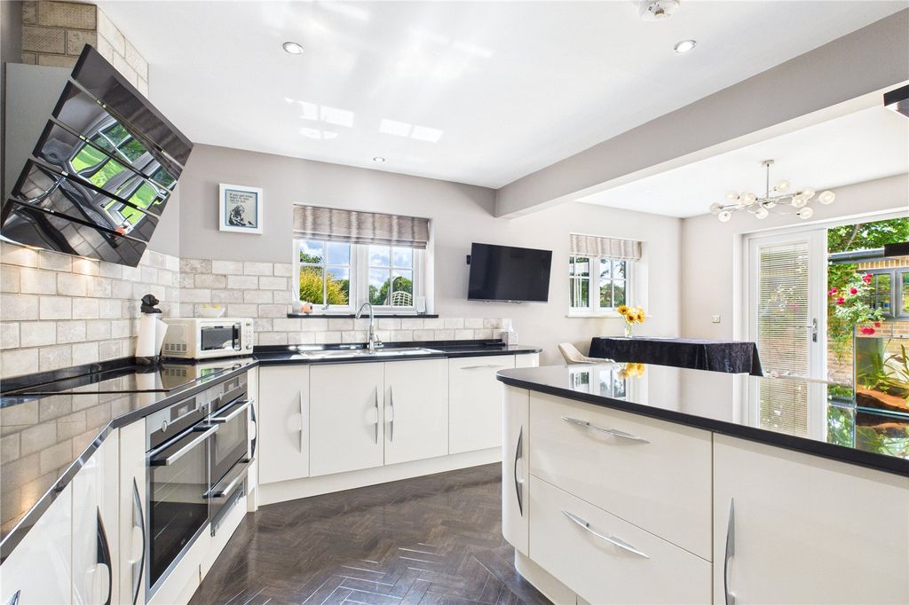 Property photo 2 of 33 Kitchen B'fast Room