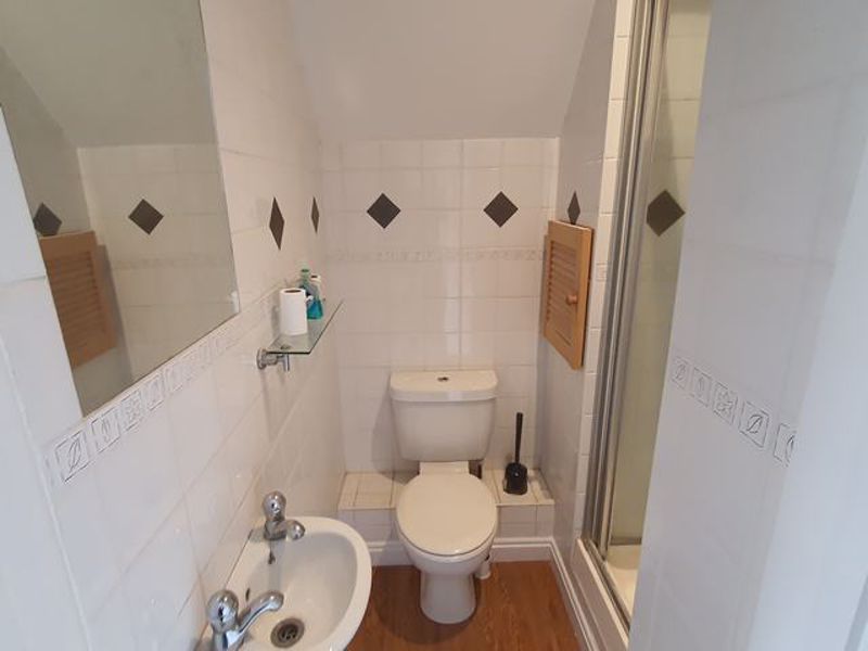 Property photo 3 of 7 Ensuite Shower Room