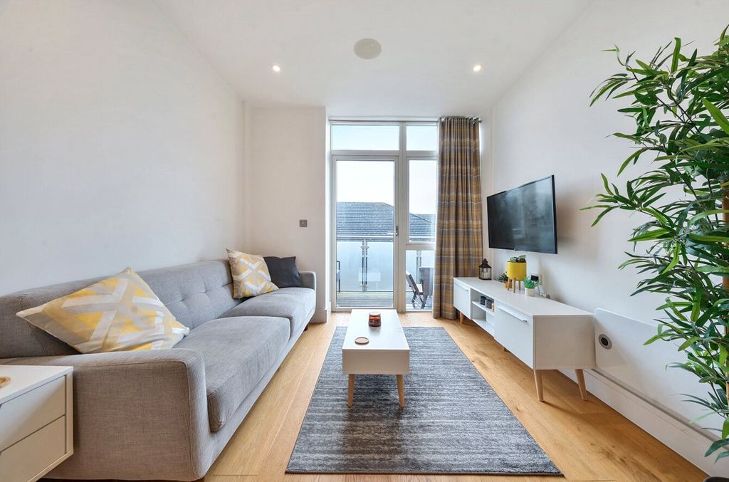 Property photo 1 of 8 1403845-19-697771...