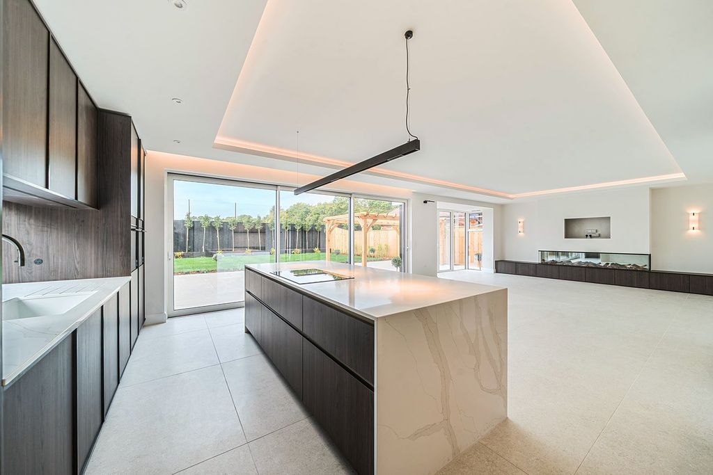 Property photo 2 of 23