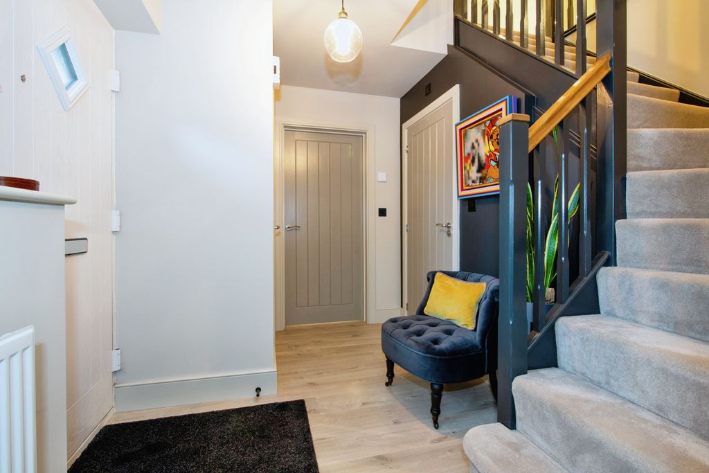 Property photo 2 of 18 Hallway