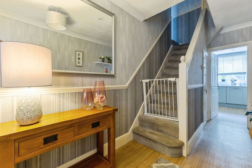 Property photo 2 of 22 Entrance Hall