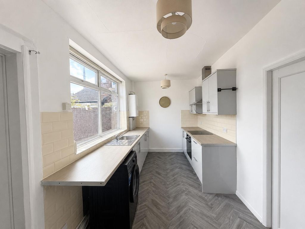 Property photo 3 of 9 Dining Kitchen