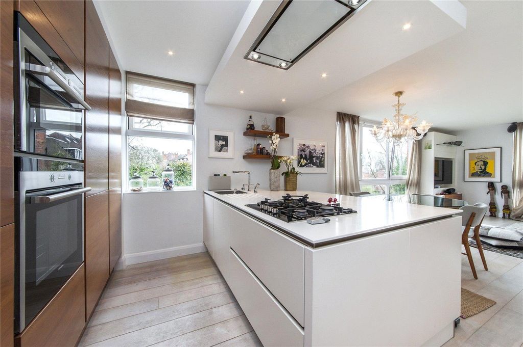 Property photo 2 of 11 Kitchen
