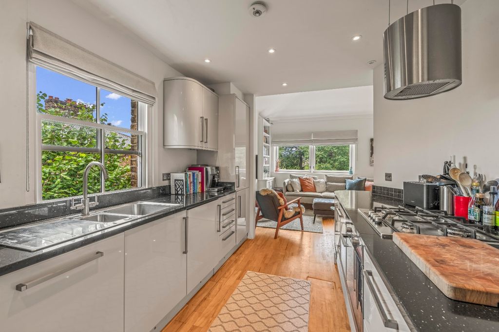 Property photo 3 of 11 Kitchen