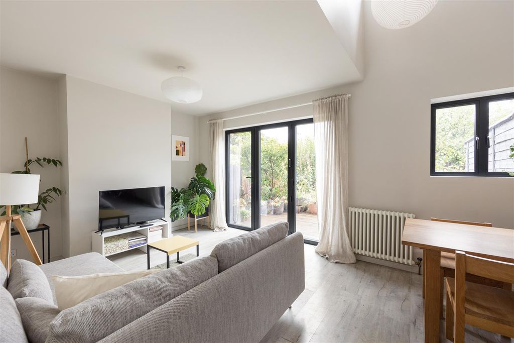 Property photo 2 of 33 Abbotts Park Road, E10