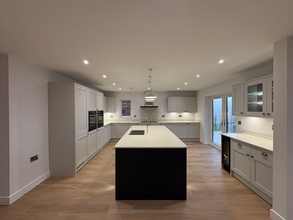 Property photo 3 of 8 Kitchen