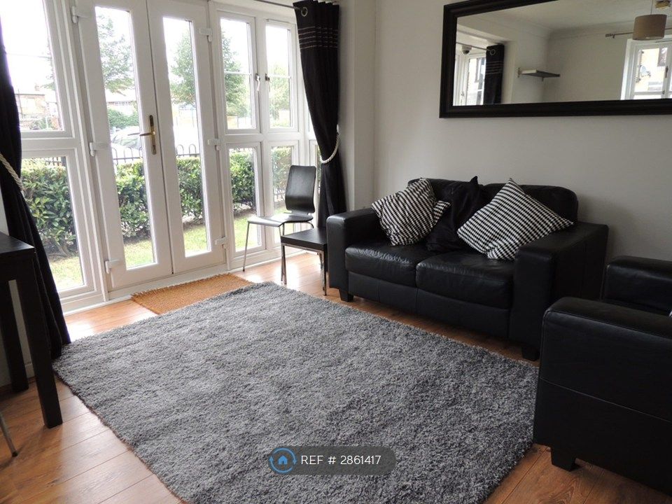 Property photo 1 of 12 Livingroom