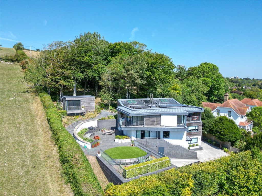 Property photo 2 of 36 Contemporary Design