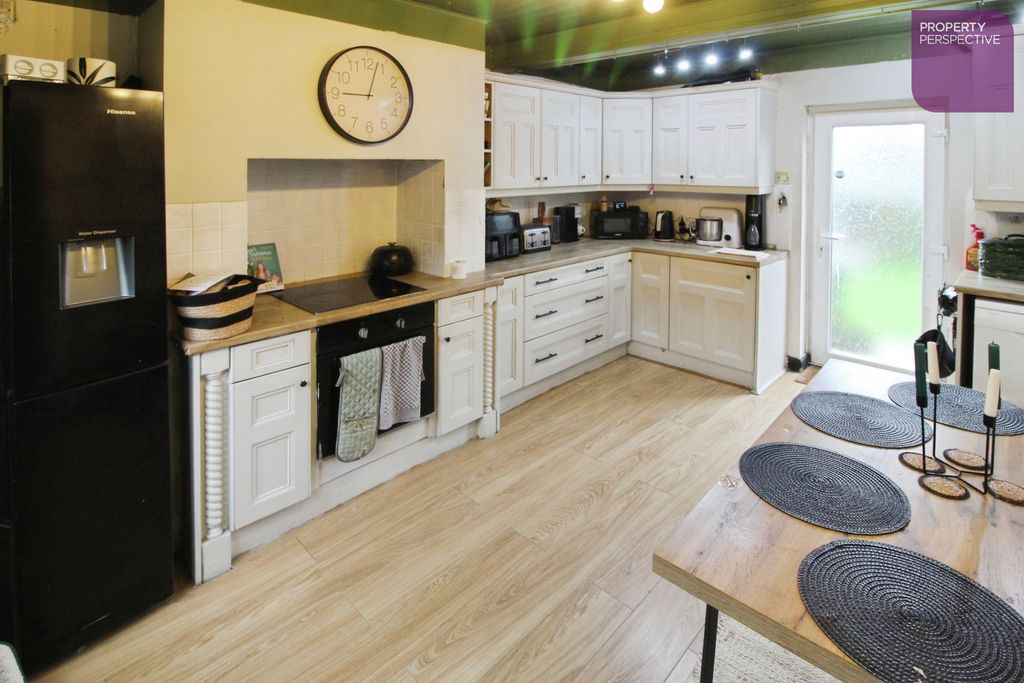 Property photo 3 of 11 Dining Kitchen