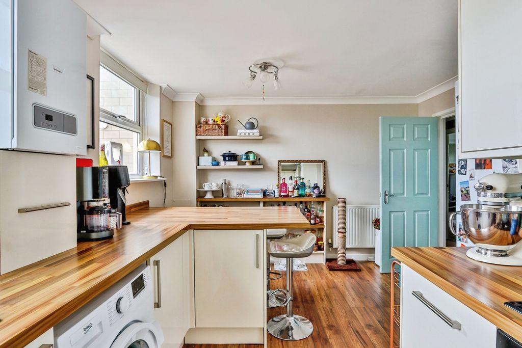 Property photo 3 of 17 Kitchen