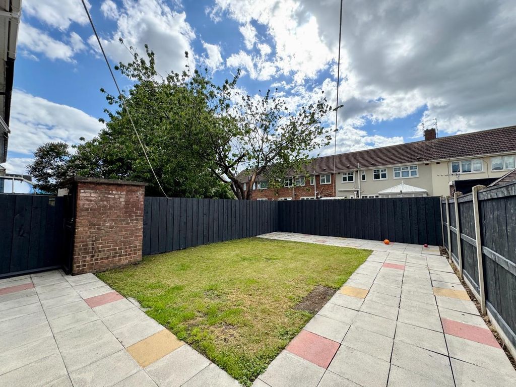 Property photo 2 of 18 Garden