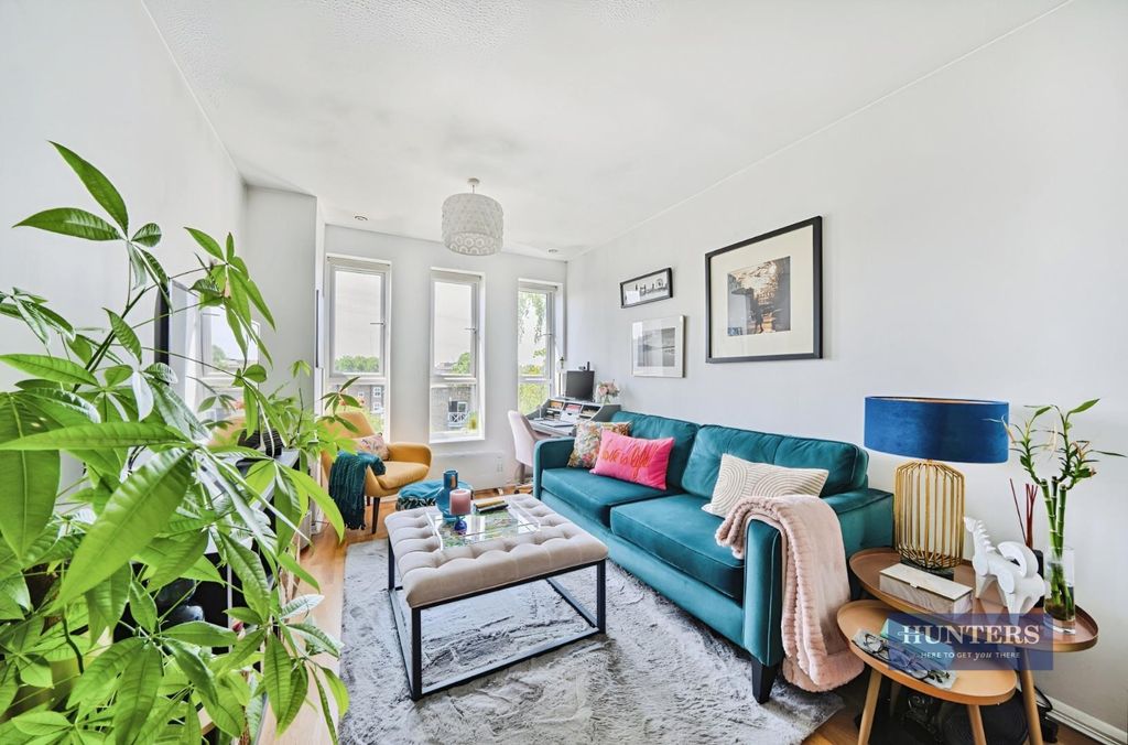 Property photo 1 of 17 Living/Dining Room