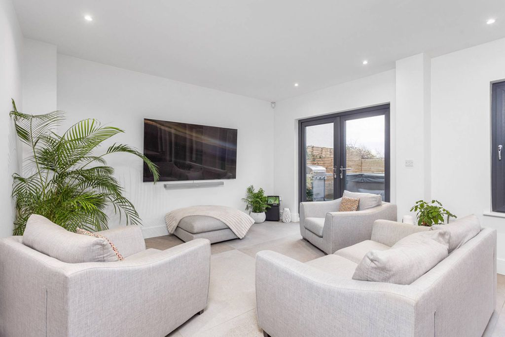 Property photo 2 of 30