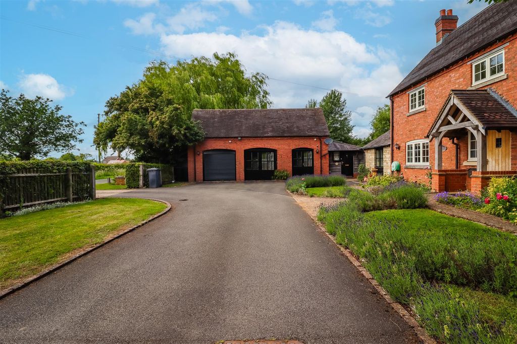 Property photo 2 of 61 Annexe