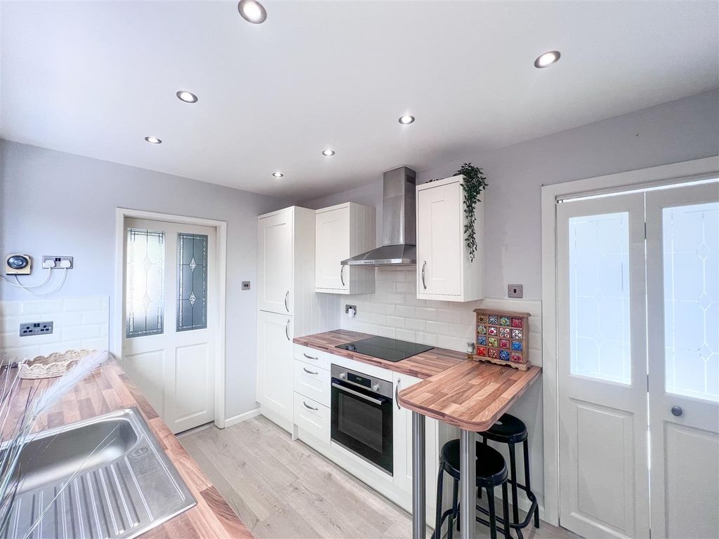 Property photo 3 of 26 Breakfast Kitchen