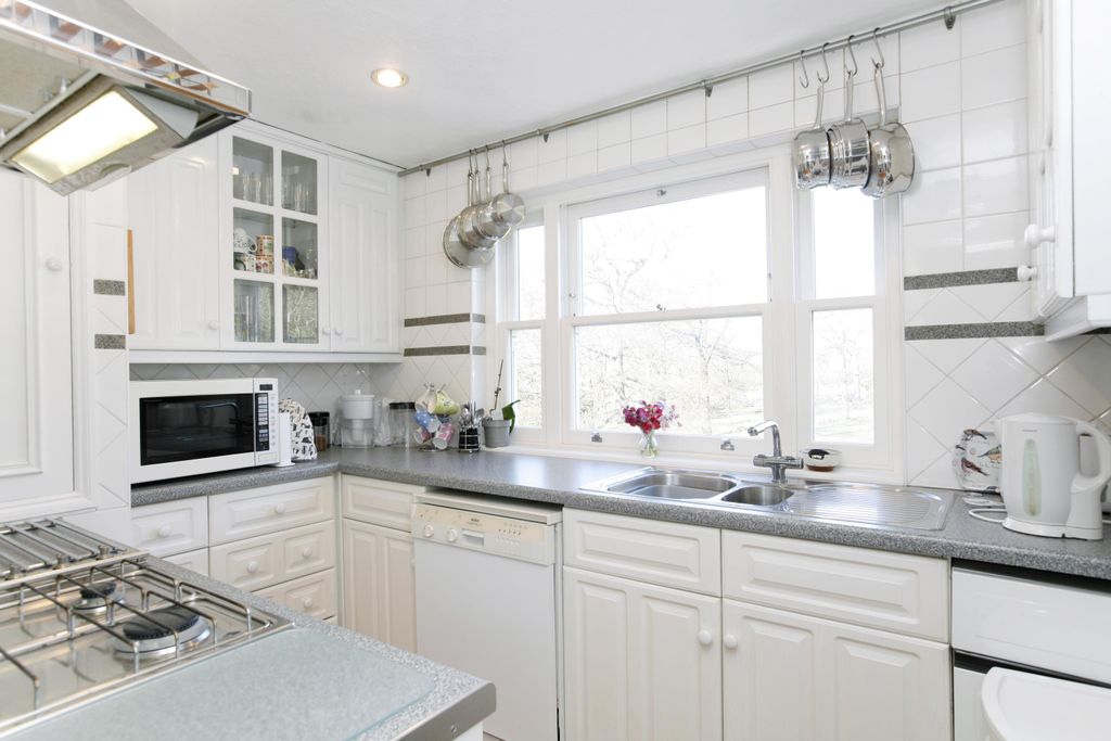 Property photo 3 of 10 Kitchen