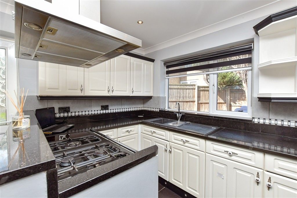 Property photo 3 of 12 Kitchen