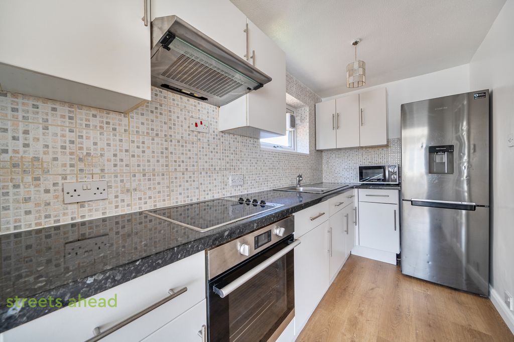 Property photo 3 of 16 796Ea581-55B5-4Bc...