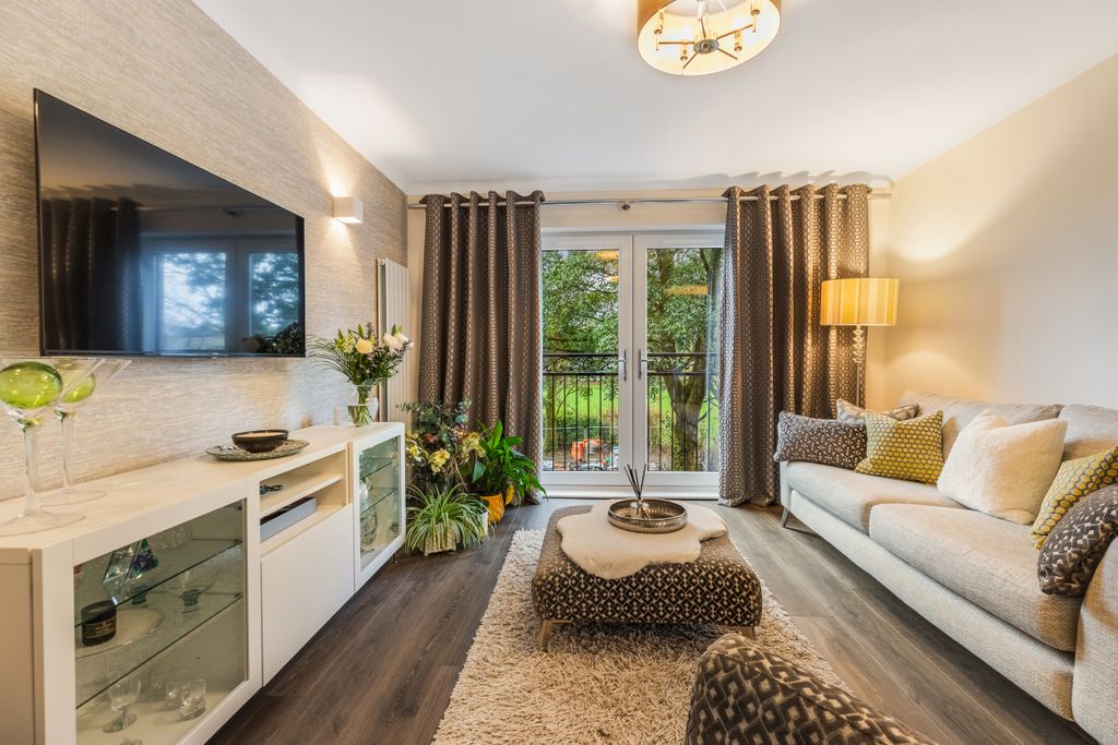 Property photo 3 of 11 Living Room