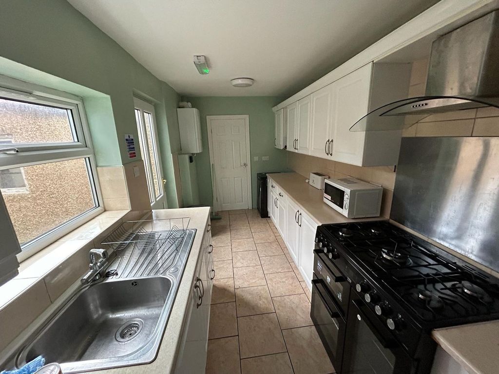 Property photo 2 of 33