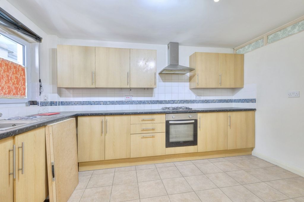 Property photo 2 of 17 Kitchen