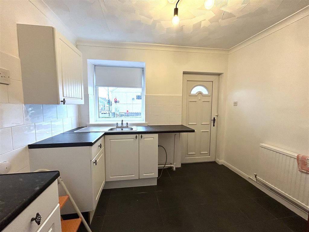 Property photo 3 of 16 Flat 1