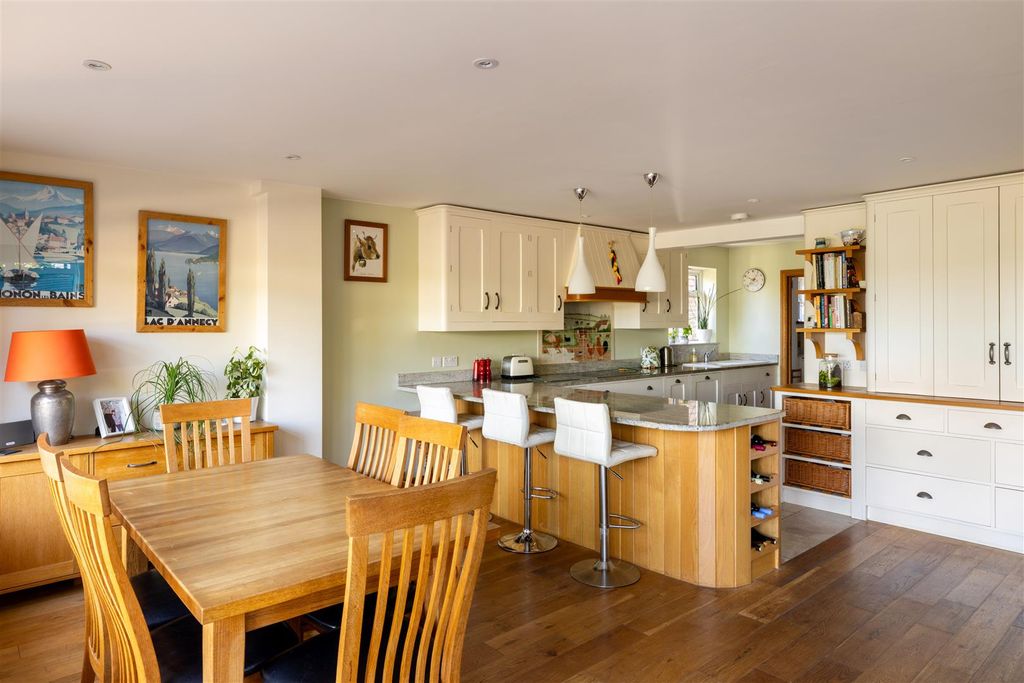 Property photo 2 of 34
