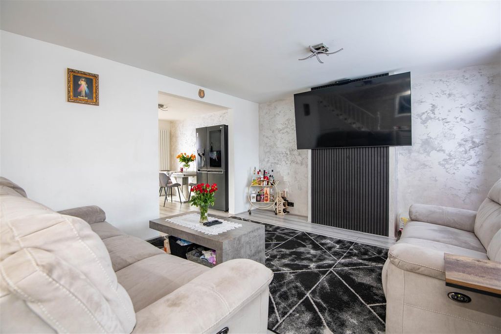 Property photo 2 of 13 Lounge