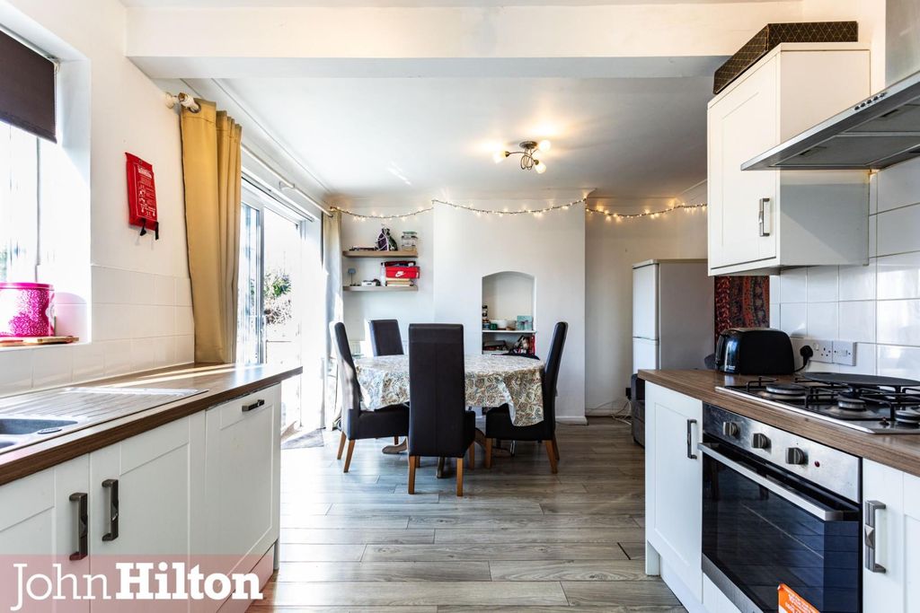 Property photo 3 of 13 Reading Road15.Jpg