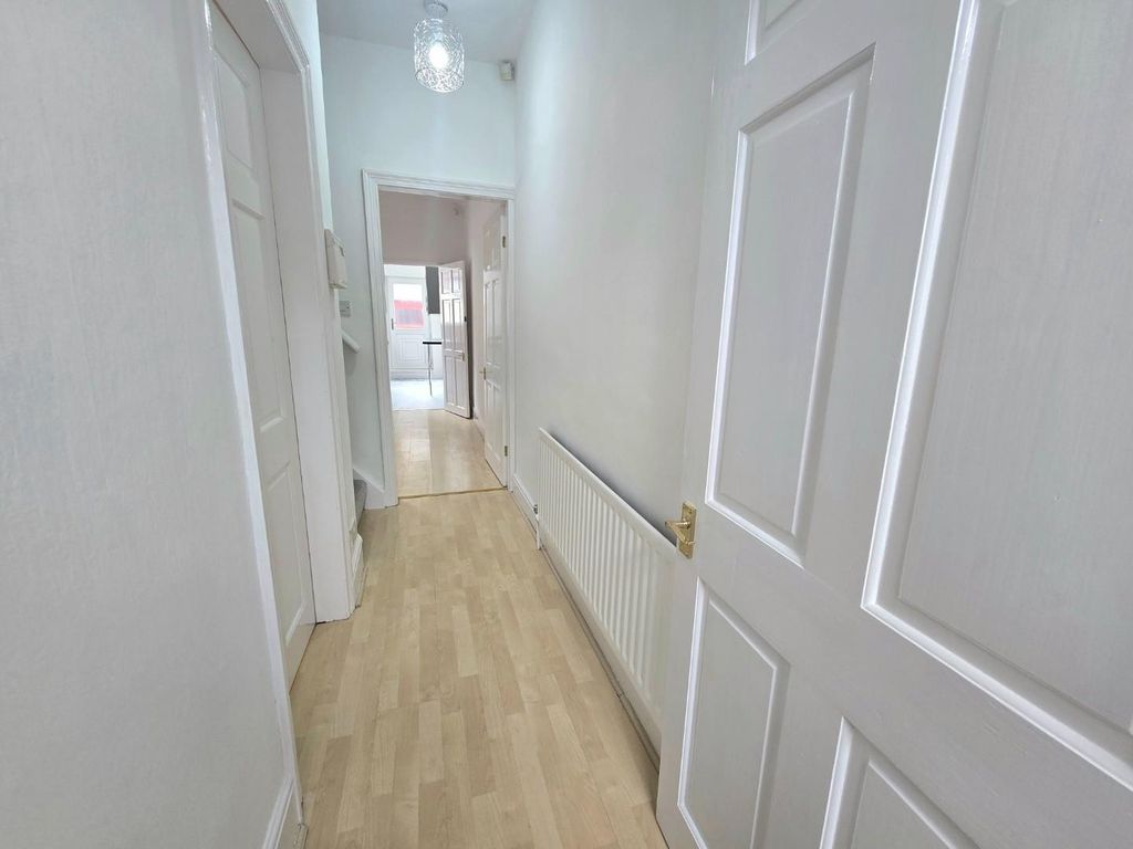Property photo 3 of 11 Hallway