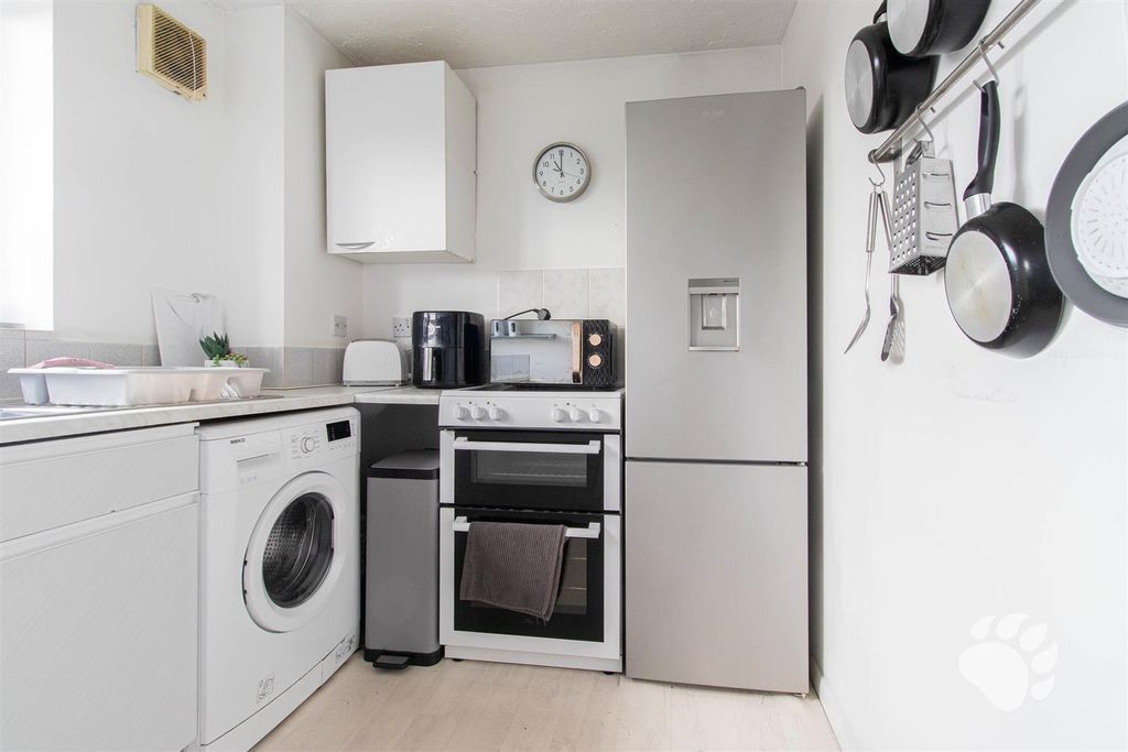 Property photo 3 of 11 Kitchen
