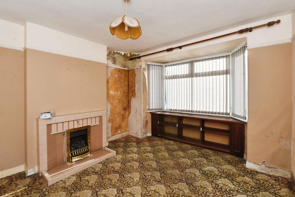 Property photo 2 of 17 Living Space