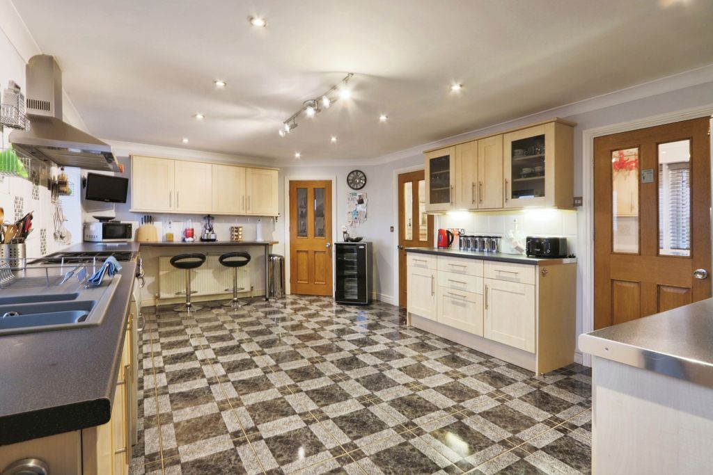 Property photo 2 of 21 Kitchen