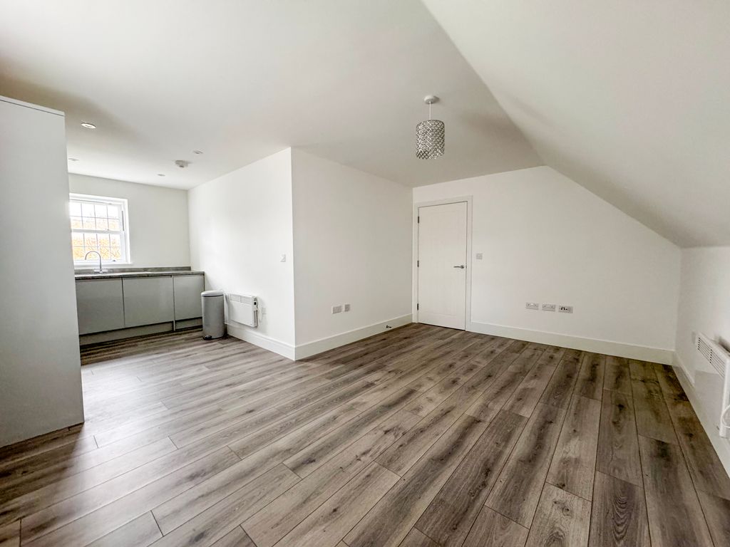 Property photo 3 of 17 Lounge1