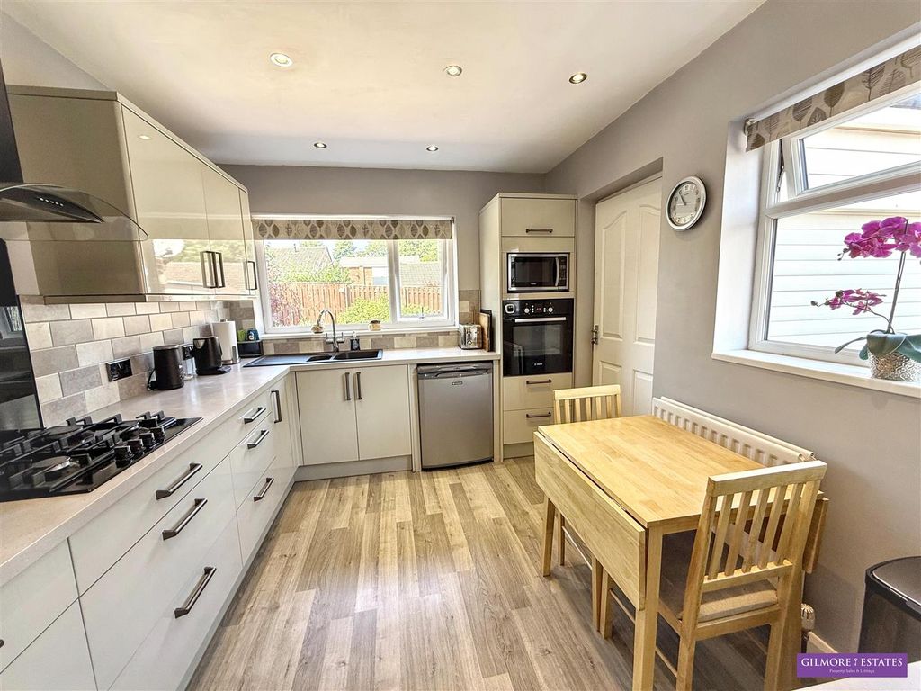 Property photo 3 of 11 Kitchen