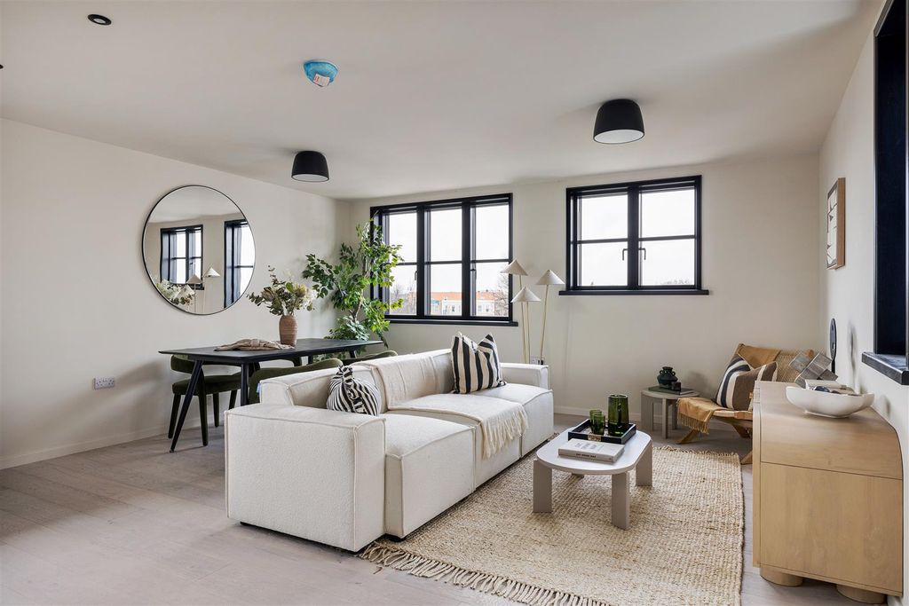 Property photo 1 of 25 Harley Court, E11