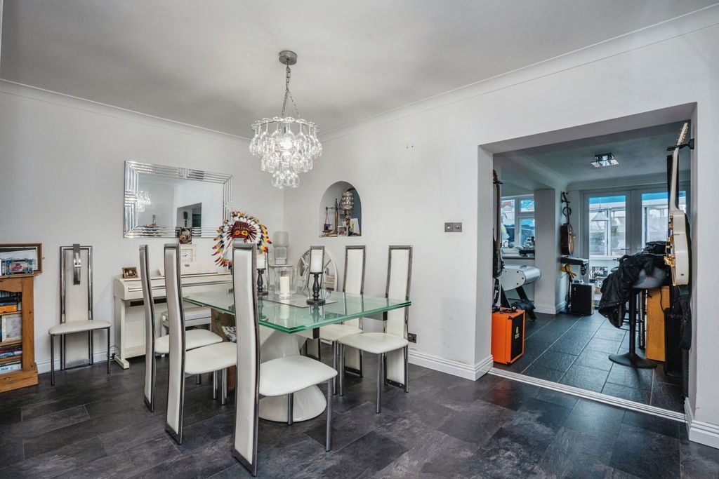 Property photo 2 of 17 Photo